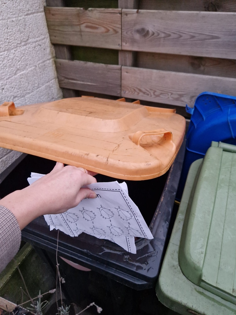 Oranje container wordt oud papier container