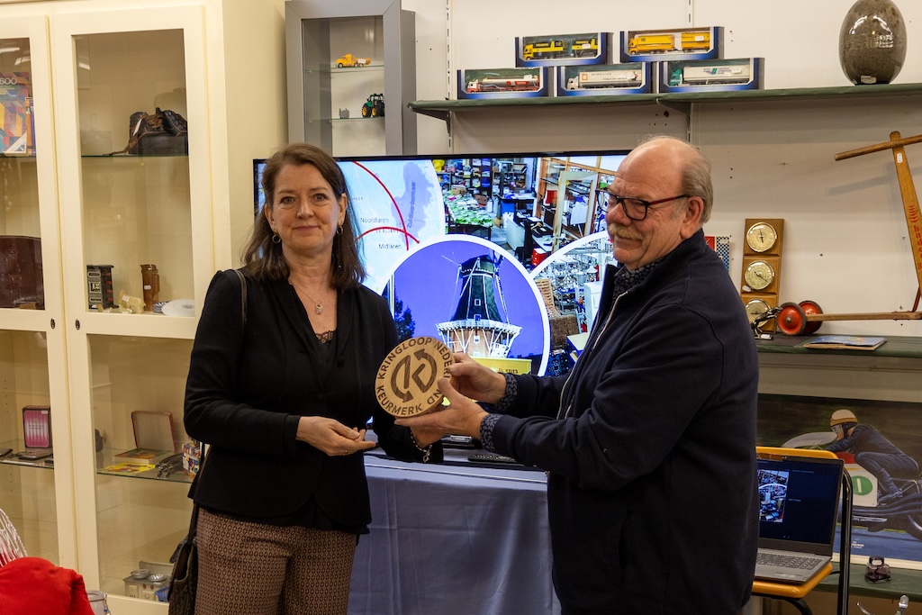 BKN keurmerk vanochtend uitgereikt aan Kringloopwinkel Vries