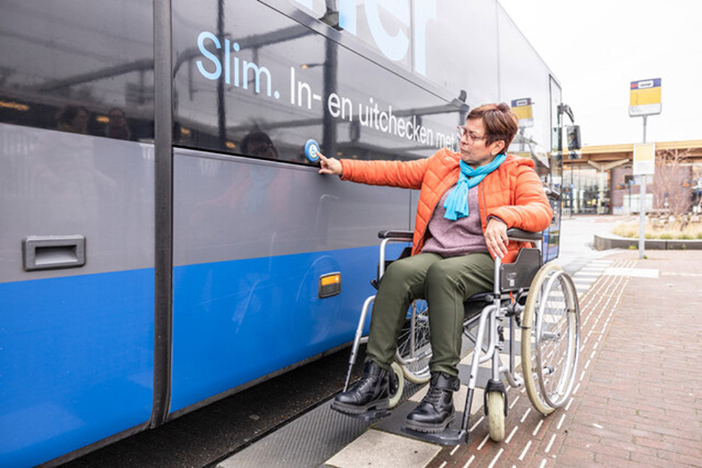 Qbuzz beboet voor laten staan rolstoelreiziger