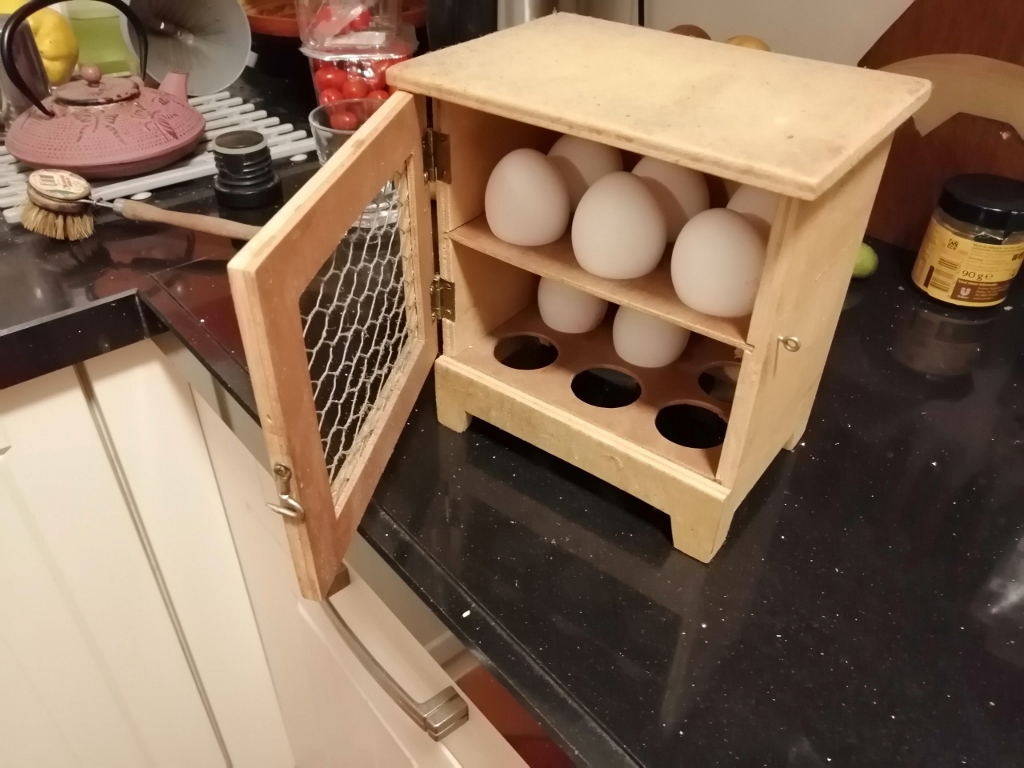 Ambachtelijke houtbewerking: eier- of kruidenkastje