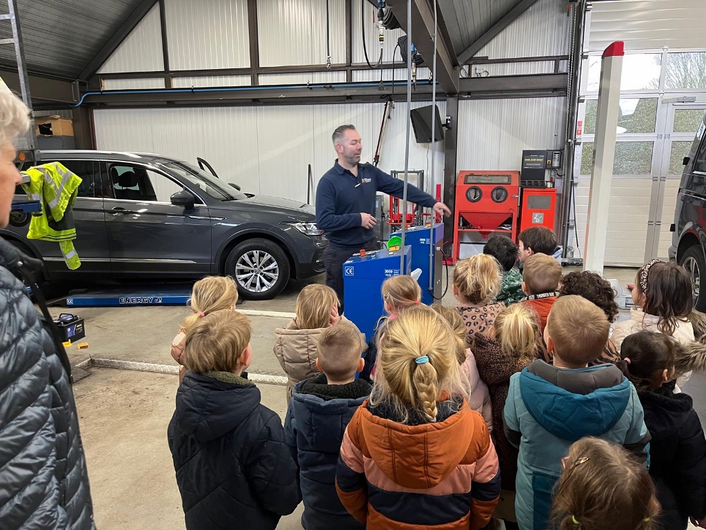 Bezoek kinderen van de Vijverstee aan garage Hazenberg