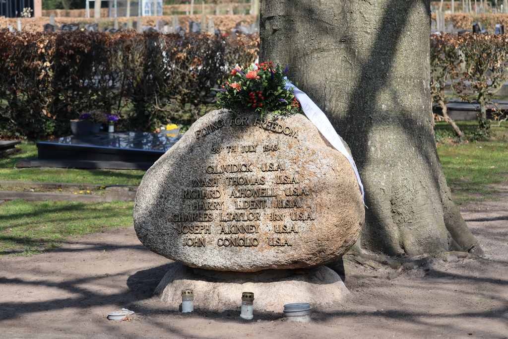Adoptie oorlogsmonument op de begraafplaats in Vries 2025