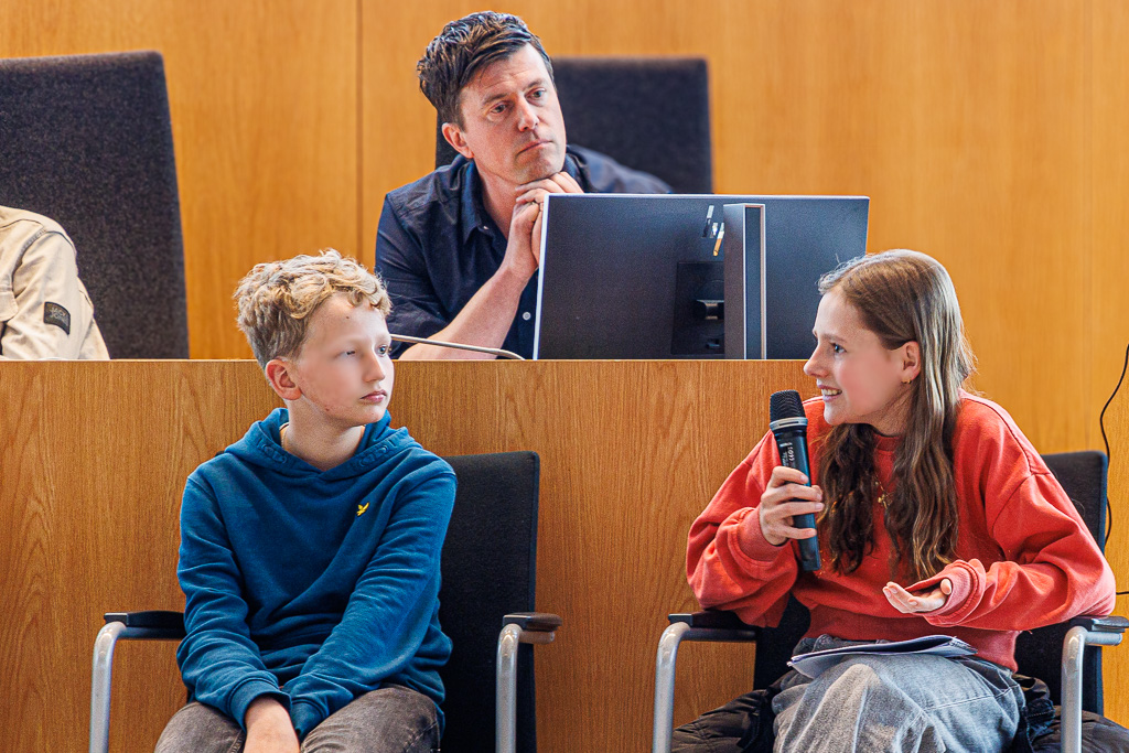 Kinderdialoog in de Raadszaal geknipt voor herhaling