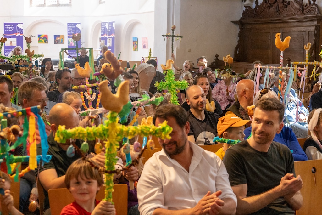 Vrolijke Palmpasenoptocht onder muzikale begeleiding van Harmonie Vries