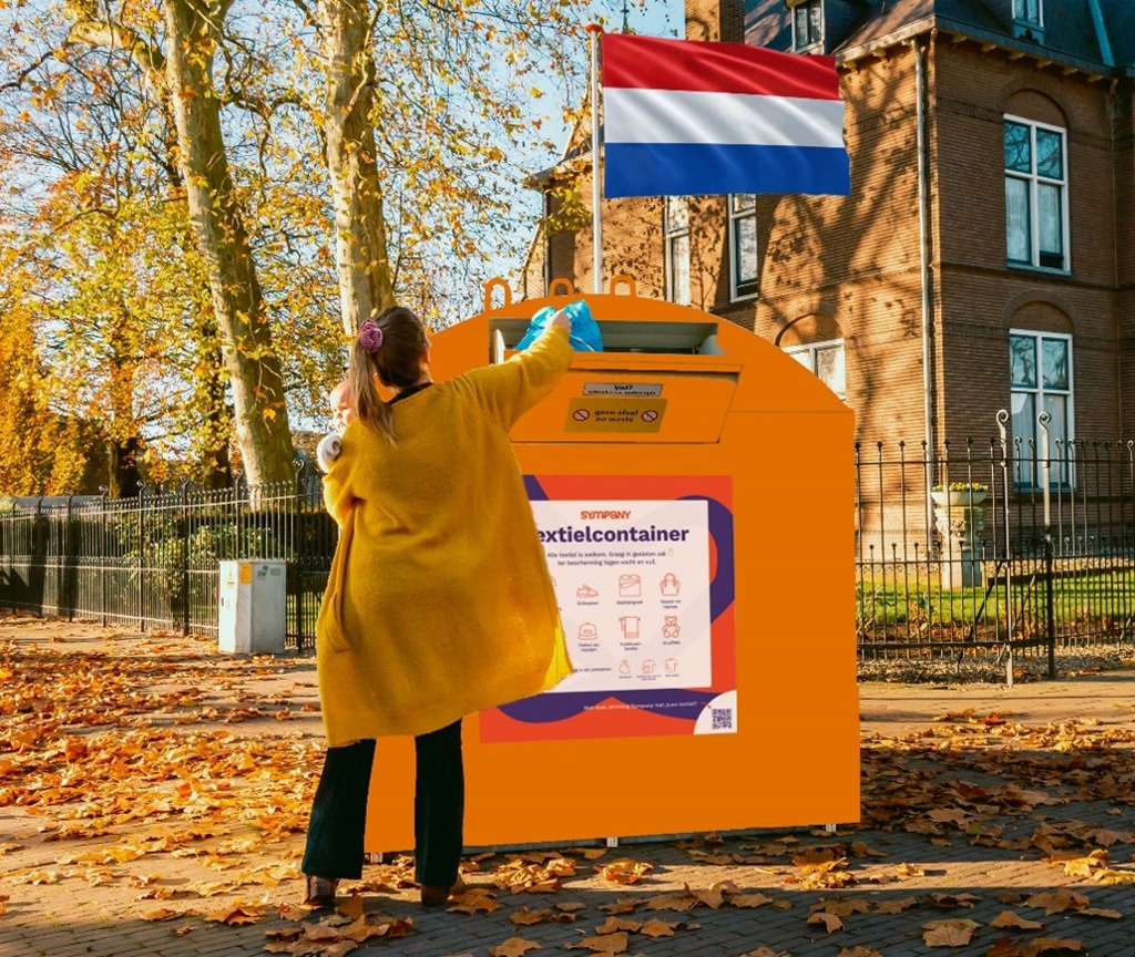 Overgebleven kleding van Koningsdag in container