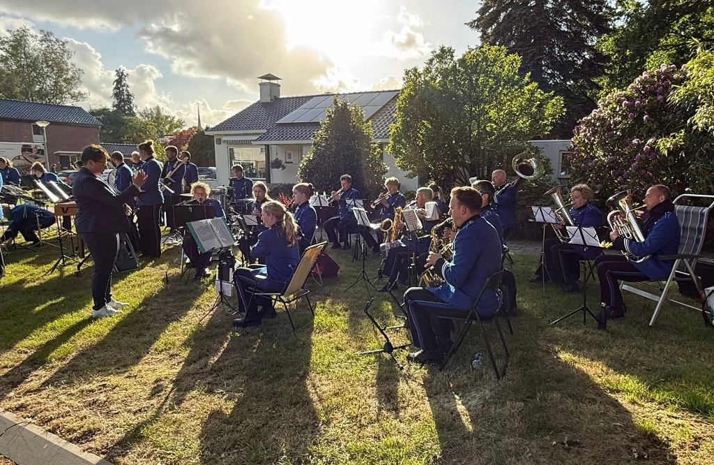 Harmonie Vries geeft openluchtconcert in Zeijen