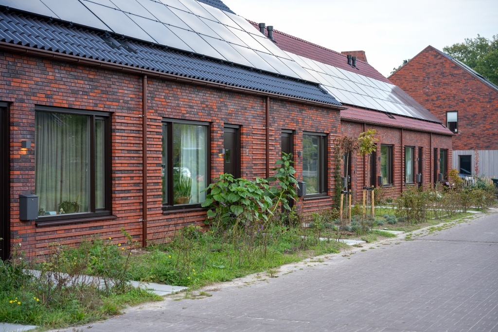 Twaalf levensloopbestendige woningen opgeleverd in Vries-Zuid