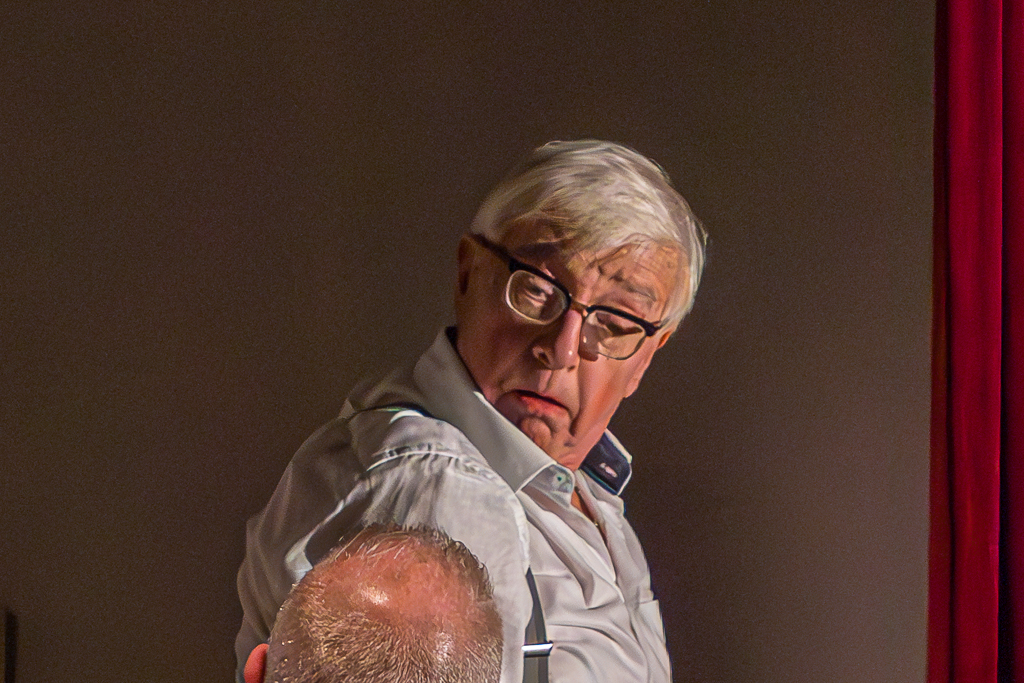 DIO Toneel presenteert: . . . . .NIET !!!