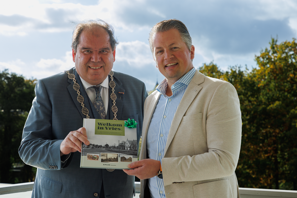Supermarkt Plus Koetsier overhandigt verzamelboek aan burgemeester Thijsen