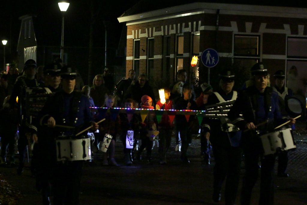 Lampionnenoptocht in Vries weer een groot succes